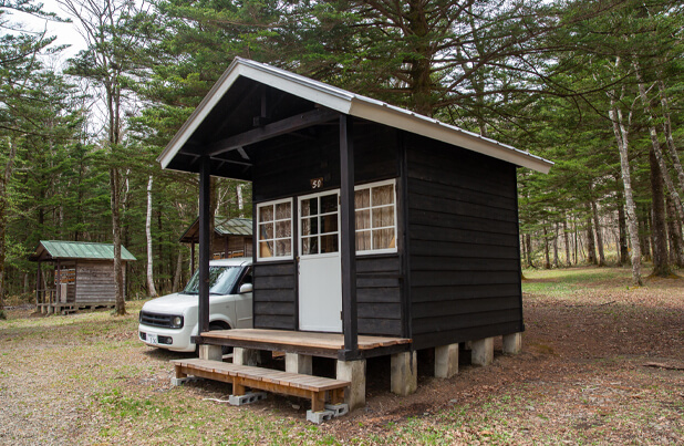 クラシックなバンガローは登山者におすすめ。車も横付けできるので道具の出し入れも簡単。