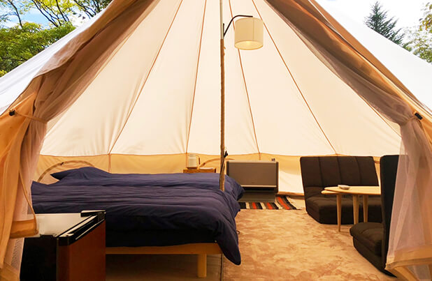 テントは大型のコットンテントを使用、キャンプに必要なバーベキューコンロ、テーブル、寝具などの道具がセットになっています。食材、食器類、アメニティーはお客様にお持ちいただきます。